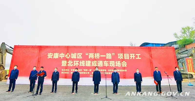 一群人在廣場上
描述已自動(dòng)生成